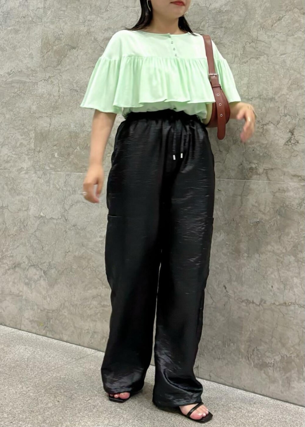 「154㎝、体型カバー、シアー、着映え、カーゴパンツ、ブラウス、半袖、グリーン、クルーネック、フリル、ブラック、パンツ、サンダル、ヒール、ストラップ」｜「Juzeのストラップヒールサンダル（サンダル、ブラック系）」を使った、MAIさん（レディース・154cm）の夏コーディネートの3枚目の写真