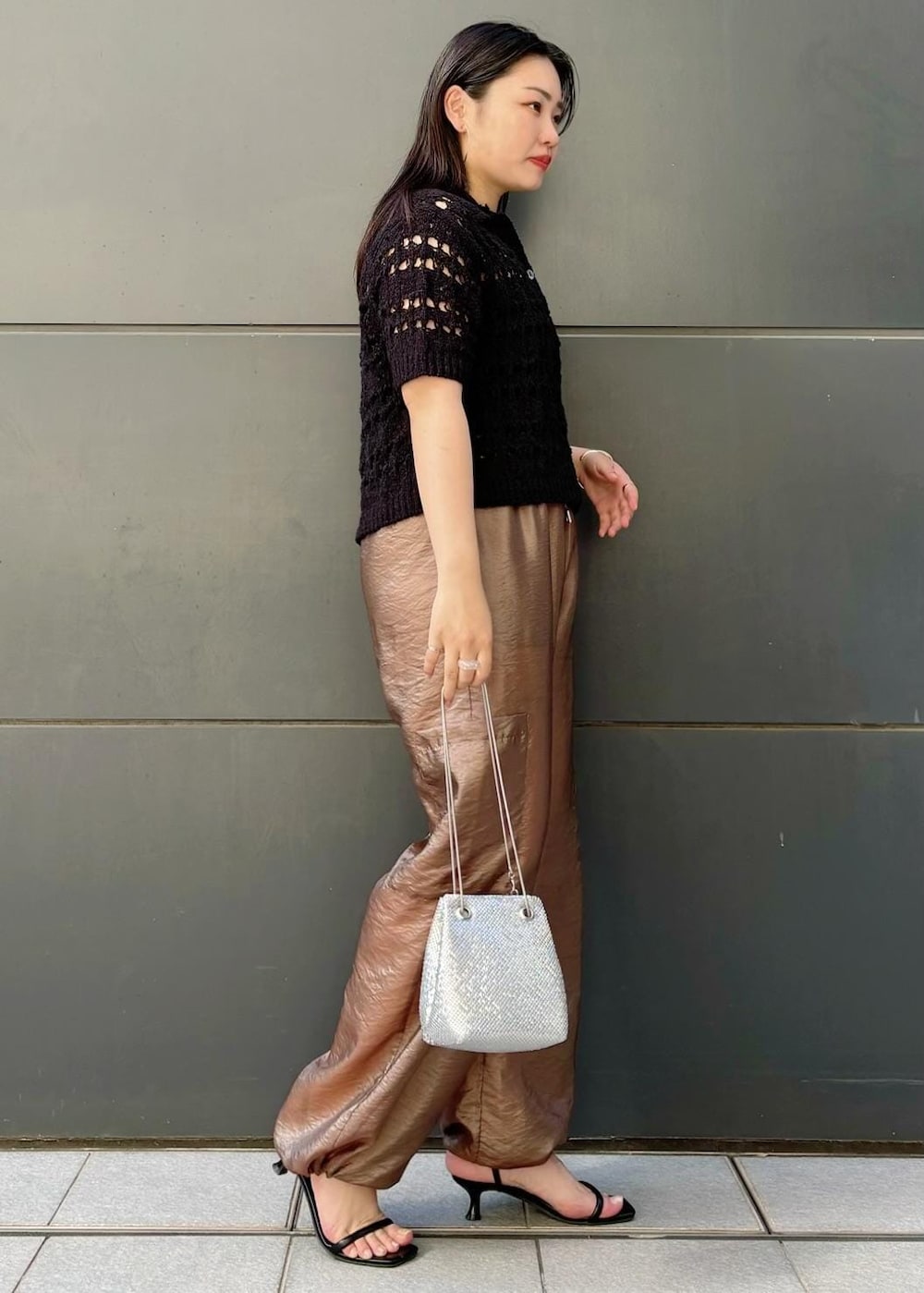 「154㎝、ポロ、シアー、カーゴパンツ、ハンドバッグ、ニット、五分袖、透かし編み、パンツ、サンダル、ヒール、ストラップ、ストラップサンダル、初秋コーデ、秋コーデ」｜「Juzeのストラップヒールサンダル（サンダル、ブラック系）」を使った、MAIさん（レディース・154cm）の夏コーディネートの2枚目の写真