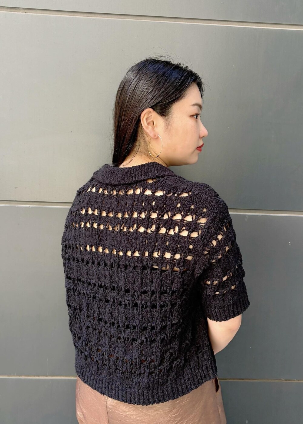 「154㎝、ポロ、シアー、カーゴパンツ、ハンドバッグ、ニット、五分袖、透かし編み、パンツ、サンダル、ヒール、ストラップ、ストラップサンダル、初秋コーデ、秋コーデ」｜「Juzeのストラップヒールサンダル（サンダル、ブラック系）」を使った、MAIさん（レディース・154cm）の夏コーディネートの7枚目の写真