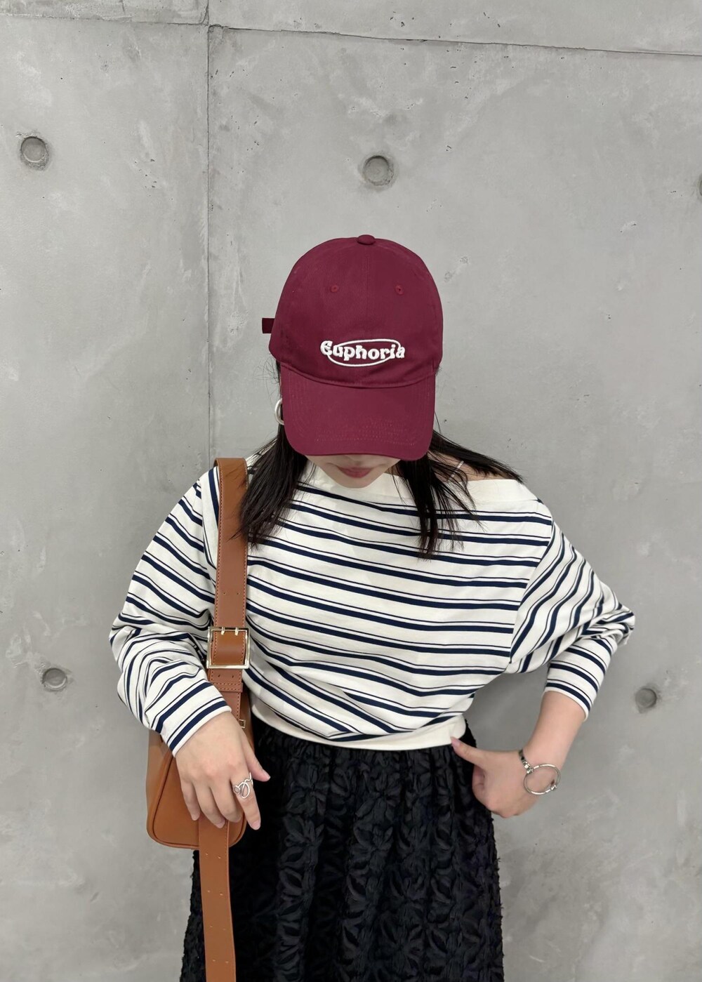「154㎝、春コーデ、オフショル、お出かけ、スカート、ブラック、ホワイト、プルオーバー、カットソー、クルーネック、ボーダー、花柄、総柄、サンダル、フラット」｜「VISの刺繍ロゴキャップ（キャップ、レッド系）」を使った、MAIさん（レディース・154cm）の冬コーディネートの4枚目の写真