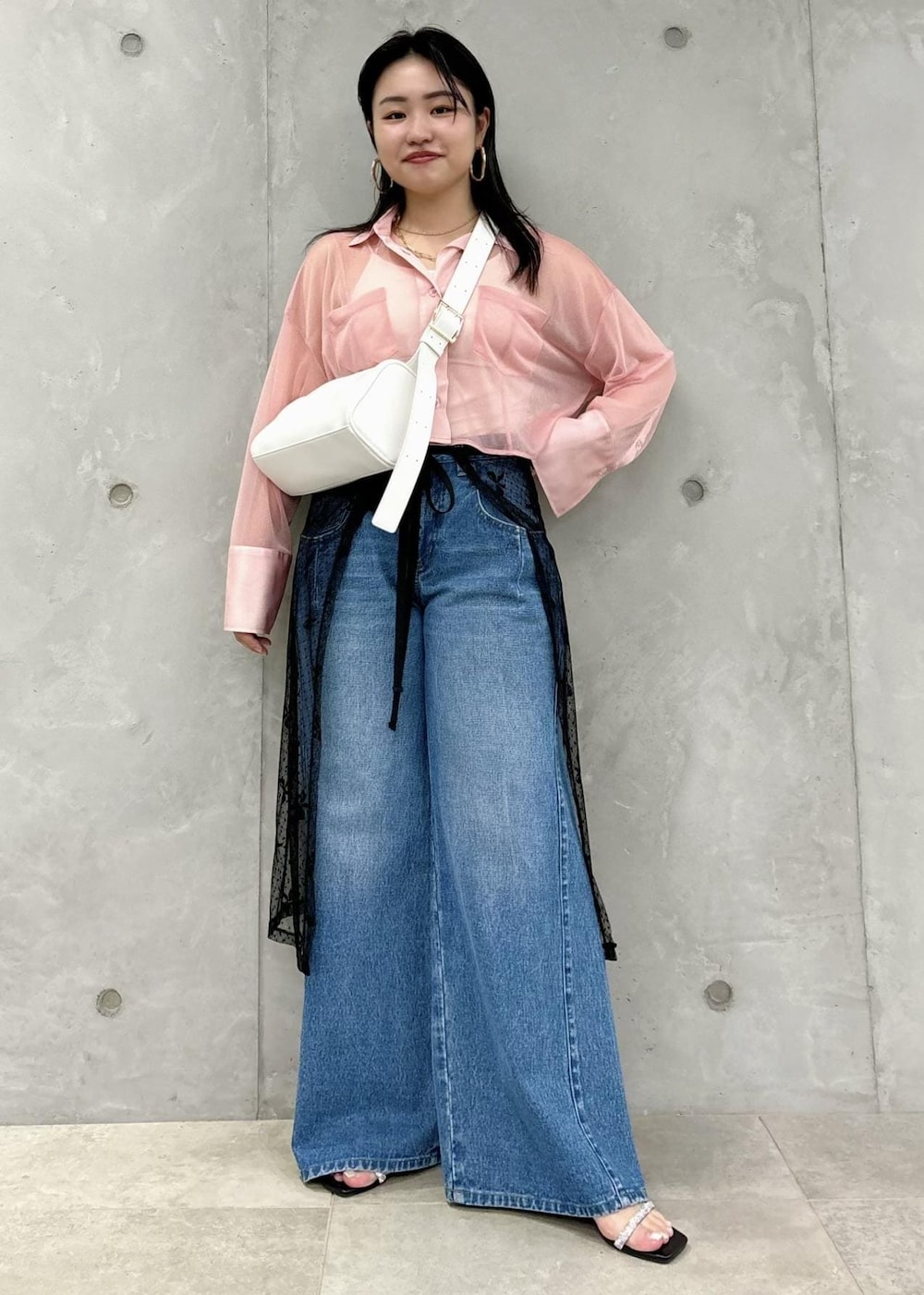 「レイヤード、スカート、154㎝、トレンド、ホワイト、ショルダーバッグ、ボディバッグ、長袖、ロング、ピンク、シアー、パンツ、ブルー、デニム、ワイド」｜「VISの【セットアップ対応】デニムワイドパンツ【洗える】（デニムパンツ、ブルー系）」を使った、MAIさん（レディース・154cm）の春コーディネートの2枚目の写真
