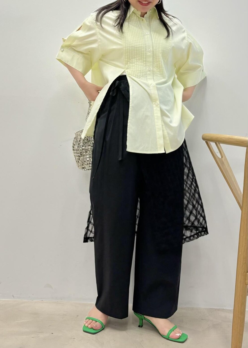 「154㎝、新作、レイヤード、春コーデ、半袖、ブラウス、シャツ、グリーン、ブラック、パンツ、ヒール、ストラップ、ストラップサンダル、VIS、低身長」｜「VISの【2WAY】ビーズショルダーバッグ（ショルダーバッグ、シルバー系）」を使った、MAIさん（レディース・154cm）の春コーディネートの2枚目の写真