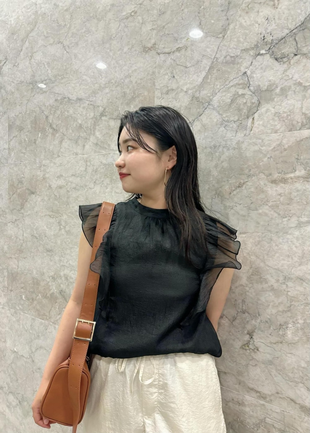 「154㎝、着映え、シアー、リボン、スポーツミックス、コラボ、カーゴパンツ、ショルダーバッグ、ブラック、ノースリーブ、パンツ、サンダル、ヒール、ストラップ、VIS」｜「VISの横長ショルダーバッグ（ショルダーバッグ、ブラウン系）」を使った、MAIさん（レディース・154cm）の夏コーディネートの3枚目の写真
