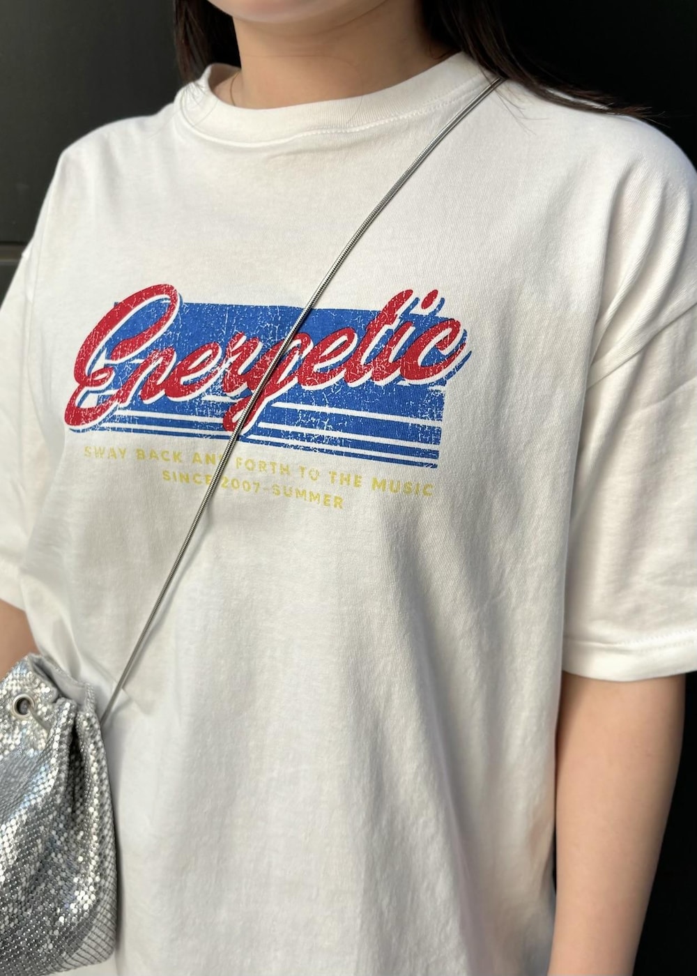 「154㎝、ショルダーバッグ、シルバー、ミニ、チェーンバッグ、ホワイト、Tシャツ、ロゴ、半袖、ヒール、ストラップ、ストラップサンダル、ローヒール、初夏コーデ、夏コーデ」｜「Juzeのストラップヒールサンダル（サンダル、ブラック系）」を使った、MAIさん（レディース・154cm）の夏コーディネートの6枚目の写真