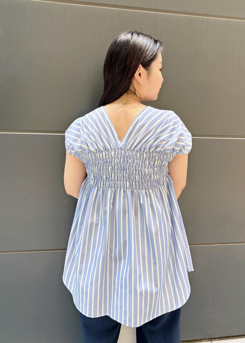 「154㎝、美easy、リラックスパンツ、ハートカットバッグ、ハートバッグ、ホワイト、トートバッグ、ブルー、ブラウス、Vネック、ストライプ、フレンチスリーブ、パンツ、ネイビー、ワイド」｜「VISの【接触冷感・洗える】美easyリネンライクワイドパンツ（スラックス、ブルー系）」を使った、MAIさん（レディース・154cm）の夏コーディネートの5枚目の写真