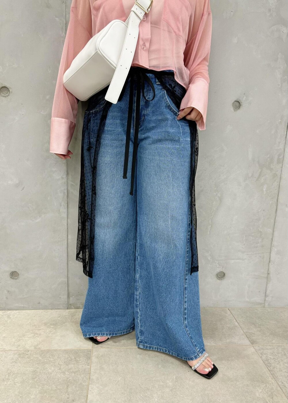 「レイヤード、スカート、154㎝、トレンド、ホワイト、ショルダーバッグ、ボディバッグ、長袖、ロング、ピンク、シアー、パンツ、ブルー、デニム、ワイド」｜「VISの【セットアップ対応】デニムワイドパンツ【洗える】（デニムパンツ、ブルー系）」を使った、MAIさん（レディース・154cm）の春コーディネートの3枚目の写真
