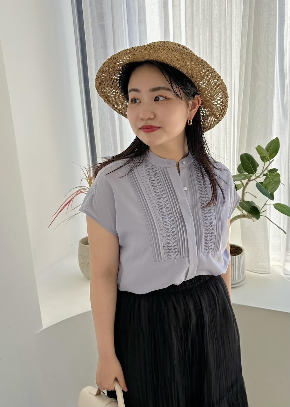 「154㎝、お出かけ、夏ブラウス、ハット、つば広ハット、ホワイト、ハンドバッグ、ミニ、ブルー、ブラウス、フレンチスリーブ、スカート、ロング、プリーツ、マキシ」｜「VISの【追加/新色】【2WAY】ひねり金具ワンハンドルミニショルダーバッグ（ショルダーバッグ、ホワイト系）」を使った、MAIさん（レディース・154cm）の春コーディネートの5枚目の写真