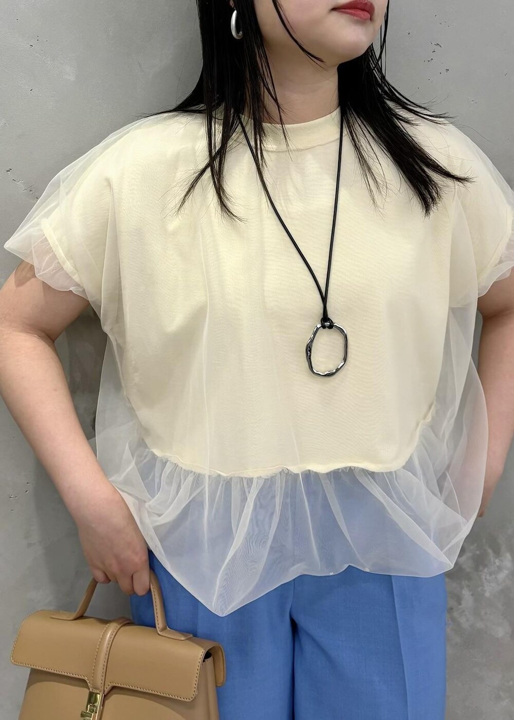 「予約、154㎝、春コーデ、チュール、ベージュ、ハンドバッグ、ミニ、ワンハンドル、パンツ、ブルー、ワイド、十分丈、ストレート、ヒール、ストラップサンダル」｜「VISの【2WAY】チュールリバーシブルプルオーバー（Tシャツ/カットソー、ホワイト系）」を使った、MAIさん（レディース・154cm）の春コーディネートの2枚目の写真