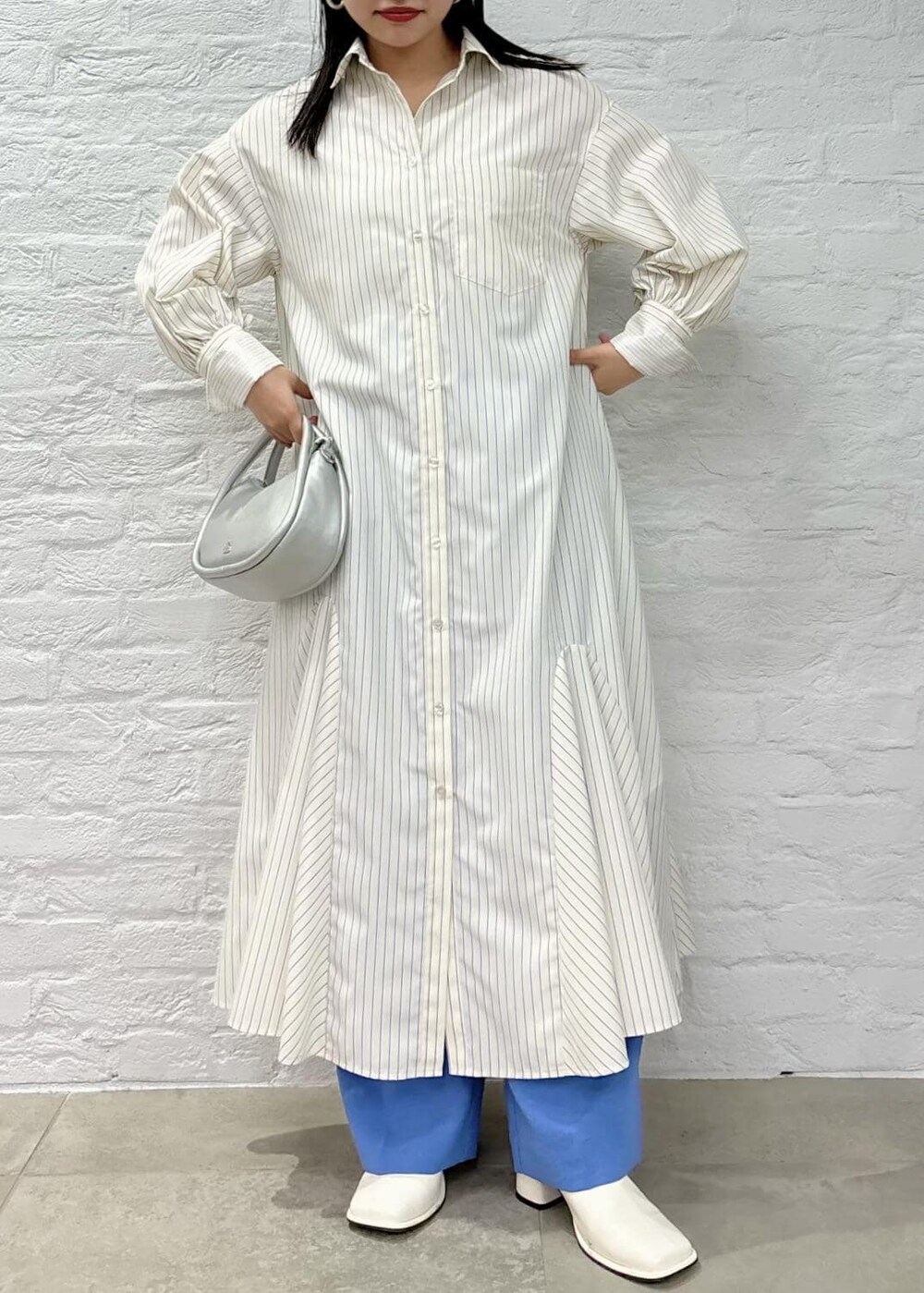 「154㎝、新作、春コーデ、レイヤード、ホワイト、シルバー、ハンドバッグ、ミニ、ブルー、シャツ、ワンピース、フレア、シャツワンピース、パンツ、ワイド」｜「Juzeのスクエアトゥミュール（その他シューズ、ホワイト系）」を使った、MAIさん（レディース・154cm）の春コーディネートの2枚目の写真