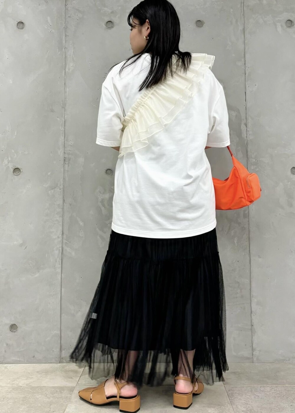 「154㎝、新作、お出かけ、24SS、PUMA、ハンドバッグ、オレンジ、Tシャツ、半袖、レース、フリル、プリント、ブラック、スカート、ロング」｜「Juzeのクローズトゥサンダル（サンダル、イエロー系）」を使った、MAIさん（レディース・154cm）の春コーディネートの4枚目の写真