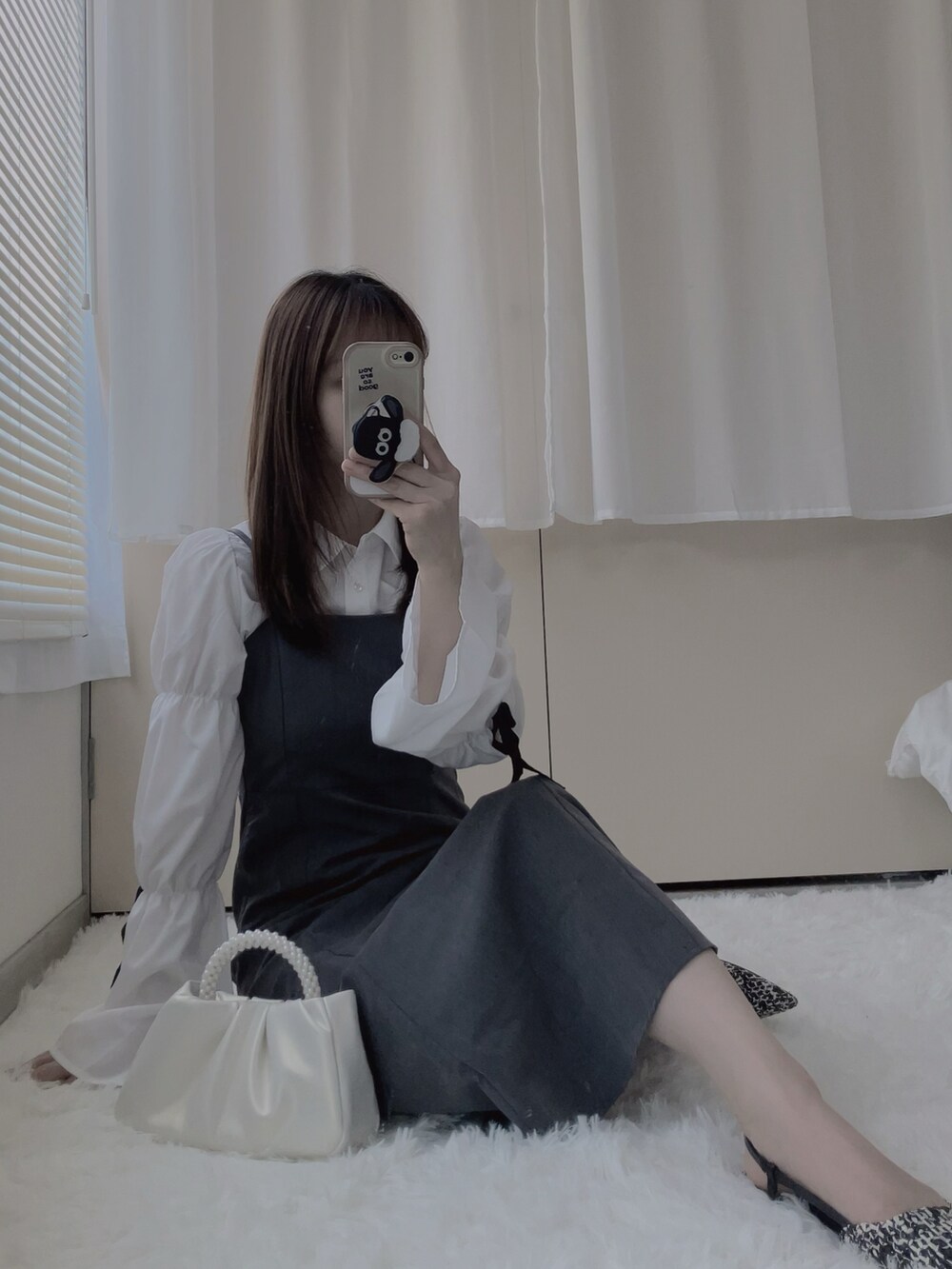 グレー系のワンピース、ブラック系のワンピース、その他のサンダルを着用したレディースの夏コーディネートの4枚目の写真