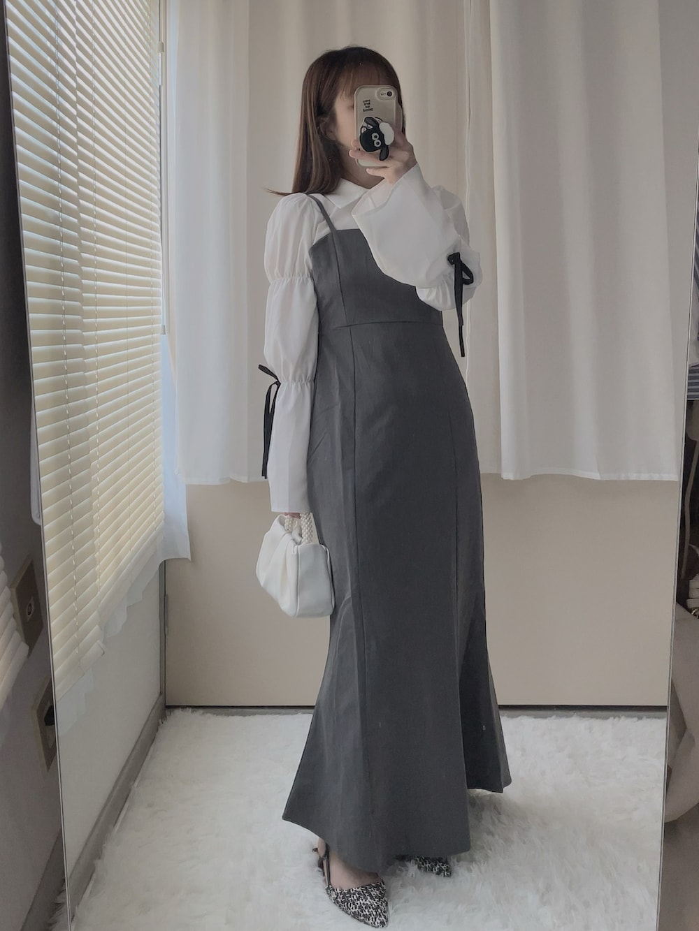 グレー系のワンピース、ブラック系のワンピース、その他のサンダルを着用したレディースの夏コーディネートの5枚目の写真