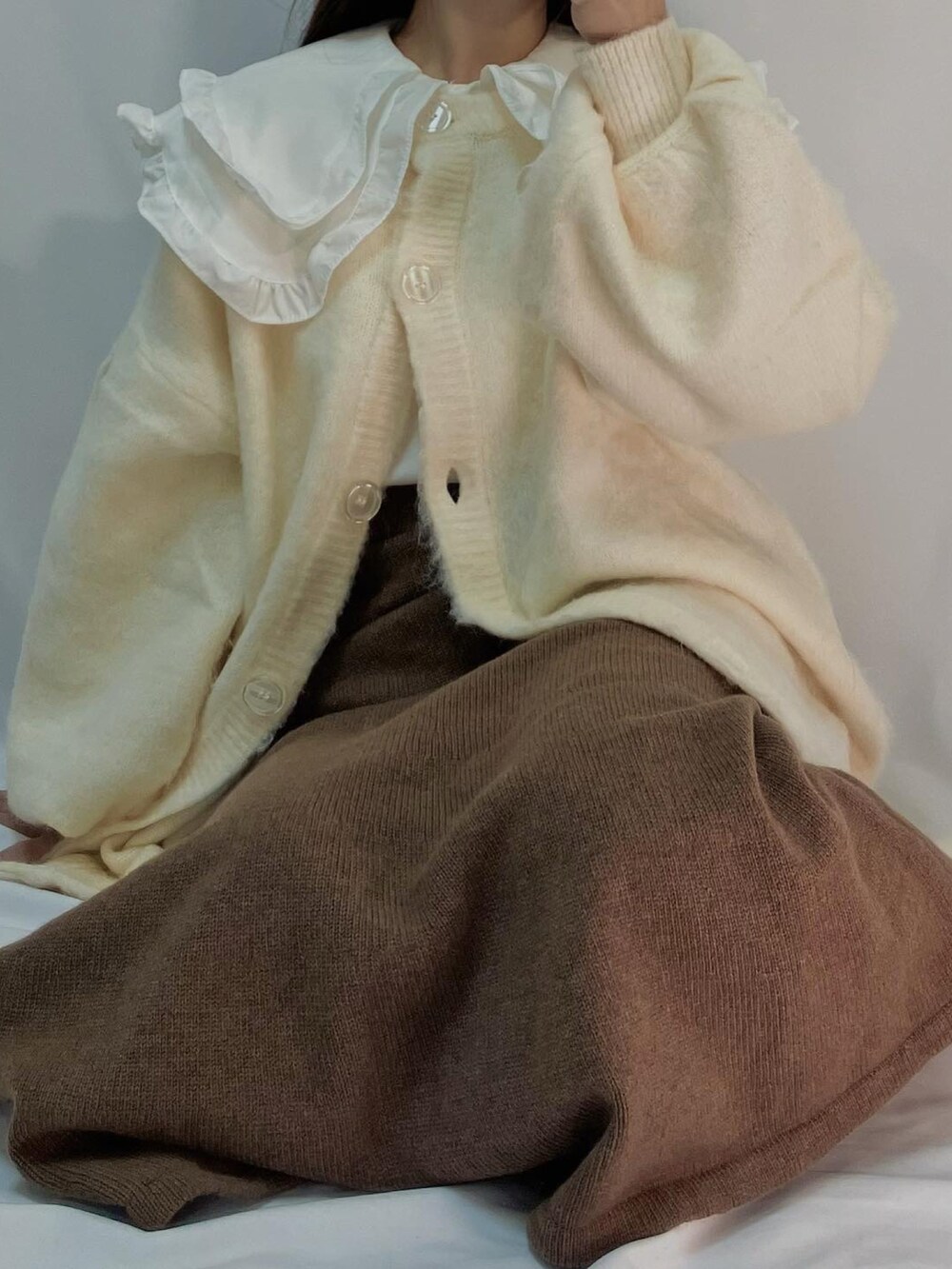 ブラウン系のスカート、ホワイト系のカーディガン/ボレロ、ホワイト系のシャツ/ブラウスを着用したレディースの秋コーディネートの5枚目の写真