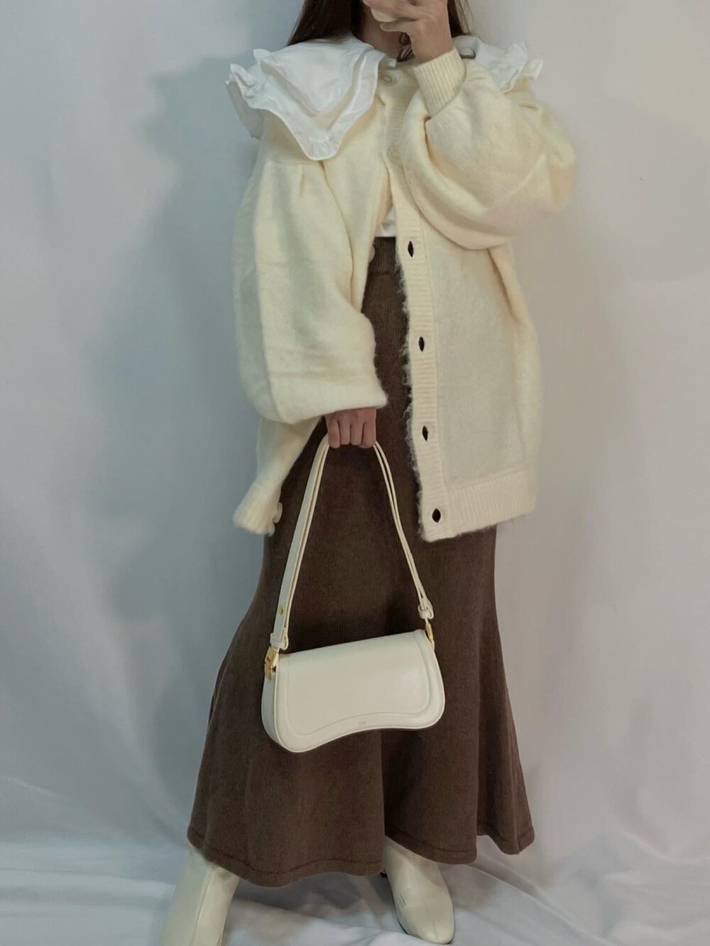 ブラウン系のスカート、ホワイト系のカーディガン/ボレロ、ホワイト系のシャツ/ブラウスを着用したレディースの秋コーディネートの2枚目の写真