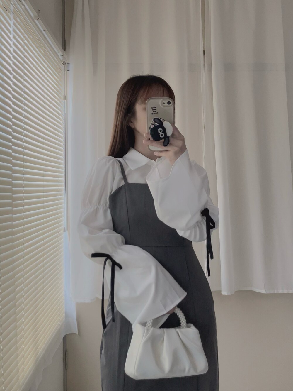 グレー系のワンピース、ブラック系のワンピース、その他のサンダルを着用したレディースの夏コーディネートの3枚目の写真