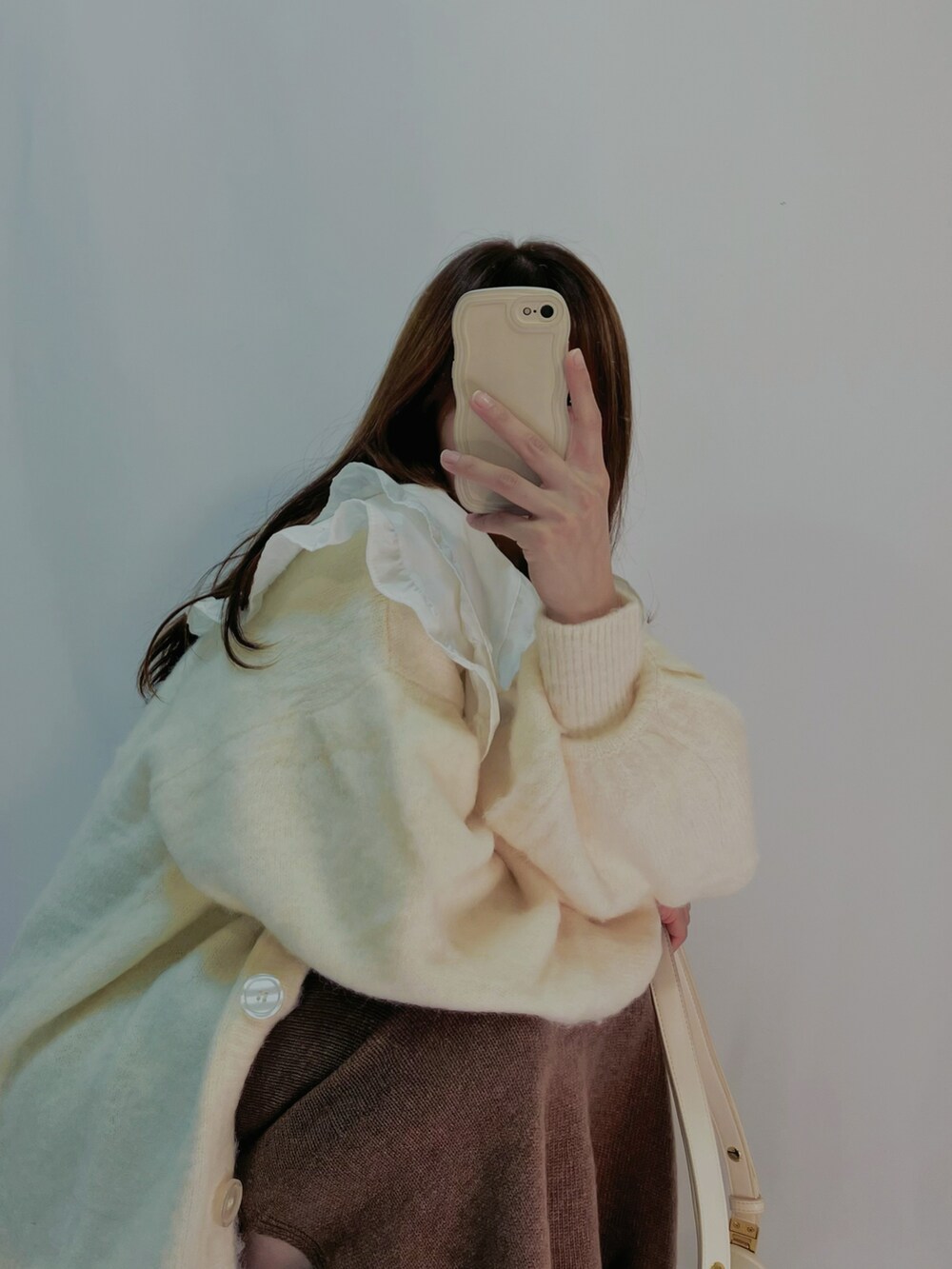 ブラウン系のスカート、ホワイト系のカーディガン/ボレロ、ホワイト系のシャツ/ブラウスを着用したレディースの秋コーディネートの4枚目の写真