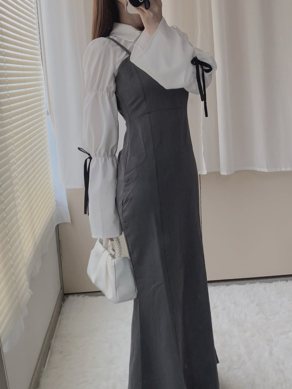 グレー系のワンピース、ブラック系のワンピース、その他のサンダルを着用したレディースの夏コーディネートの2枚目の写真