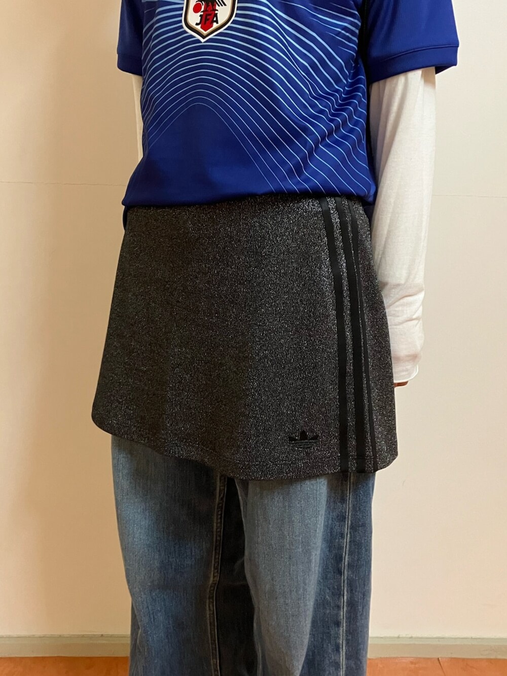 ブルー系のTシャツ/カットソー、ブラック系のスカートを着用したレディースの秋コーディネートの2枚目の写真