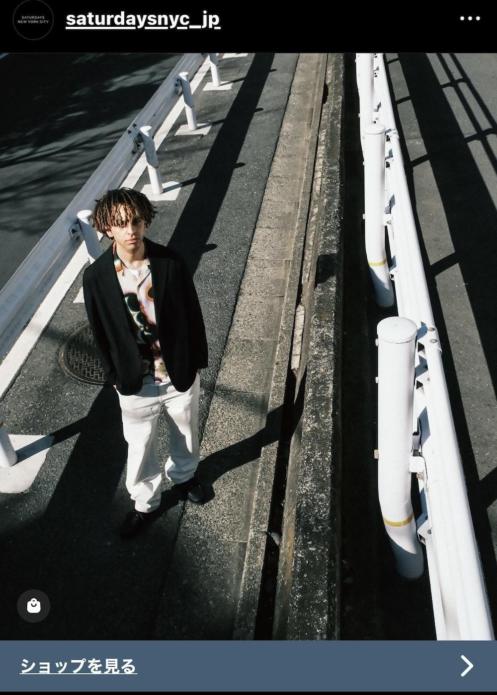 ブラック系のテーラードジャケット、その他のシャツ/ブラウスを着用したメンズの春コーディネートの3枚目の写真