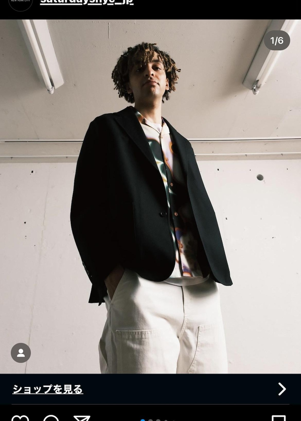 ブラック系のテーラードジャケット、その他のシャツ/ブラウスを着用したメンズの春コーディネートの2枚目の写真