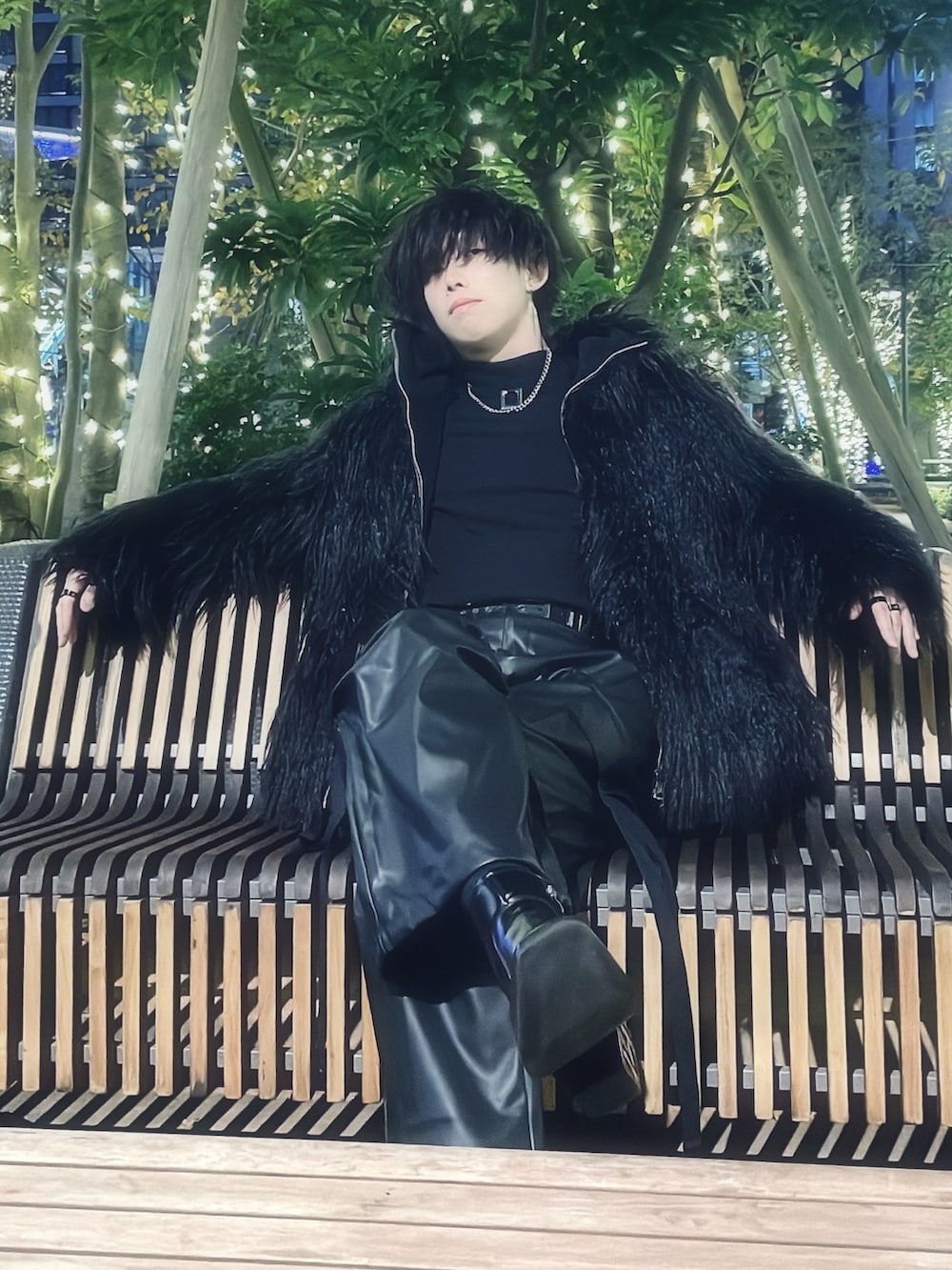 「ファーブルゾン、ブラックコーデ、レザーカーゴパンツ、モックネック、ハンドバッグ、ブラック、モノトーンコーデ」｜「Shoowtimeのボリュームフェイクファーオーバーサイズブルゾン（ブルゾン、ブラック系）」を使った、  ぱっちょくんさん（メンズ・173cm）の春コーディネートの2枚目の写真