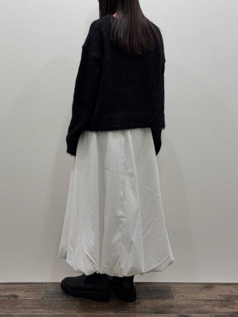 「センスオブプレイス、RODE SKO、骨格ウェーブ、ブルベ夏、休日スタイル、冬服コーデ、おしゃれさんと繋がりたい、カーディガン、バルーンスカート、今日のコーデ」｜「SENSE OF PLACE by URBAN RESEARCHのバルーンスカート（スカート、ホワイト系）」を使った、moeさん（レディース・155cm）の冬コーディネートの2枚目の写真