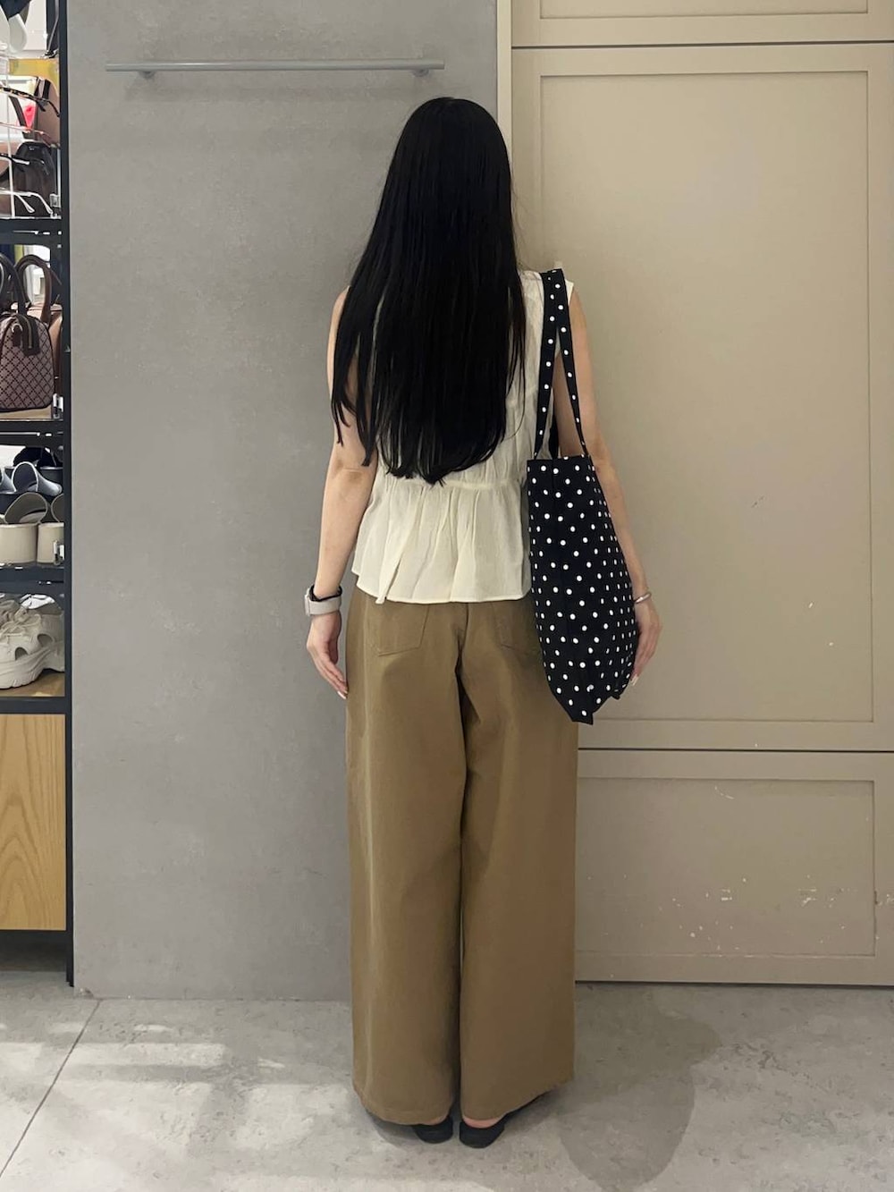 ブラック系のキャミソール、その他のトートバッグ、ブラック系のサンダルを着用したレディースの夏コーディネートの4枚目の写真