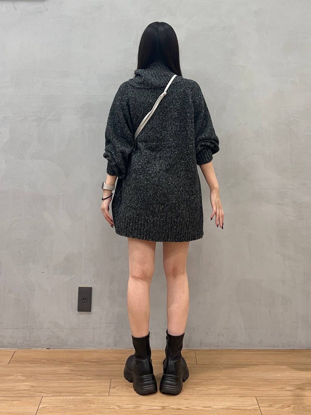 ブルー系のその他パンツ、ブラック系のブーツ、シルバー系のショルダーバッグを着用したレディースの秋コーディネートの4枚目の写真