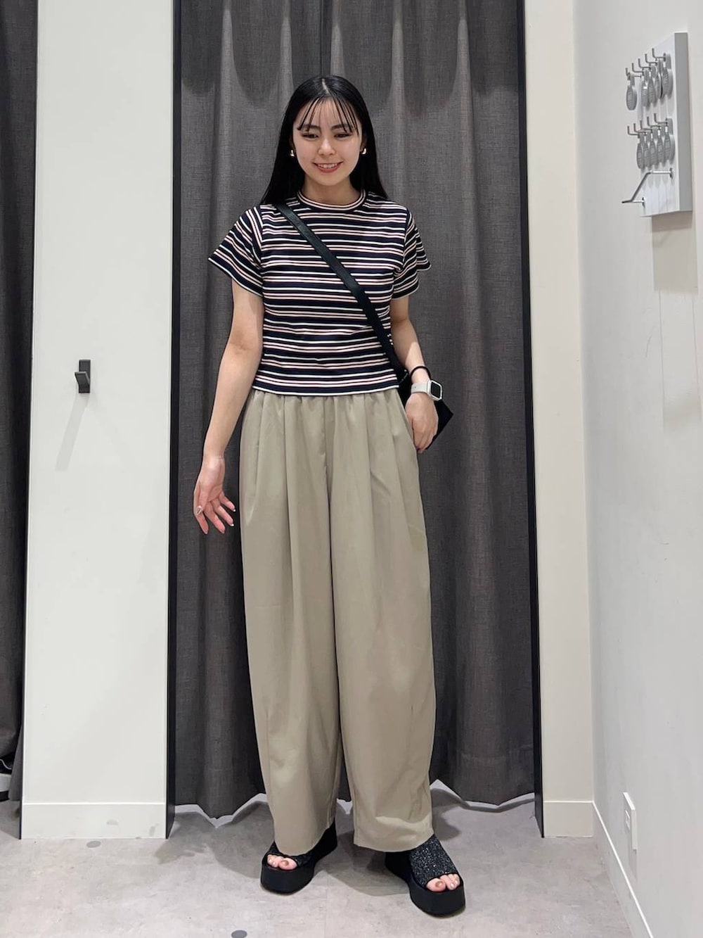 「ローリーズスタイル_LOWRYS FARM、LOWRYS FARM、ワイドパンツ、Tシャツ、カジュアル、骨格ストレート」｜「LOWRYS FARMのフライスチビＴシャツＳＳ 111954（Tシャツ/カットソー、ブルー系）」を使った、tsukemonoemiさん（レディース・160cm）の夏コーディネートの2枚目の写真