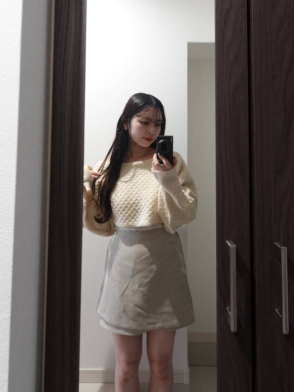 ホワイト系のニット/セーター、その他のネックレスを着用したレディースの秋コーディネートの4枚目の写真