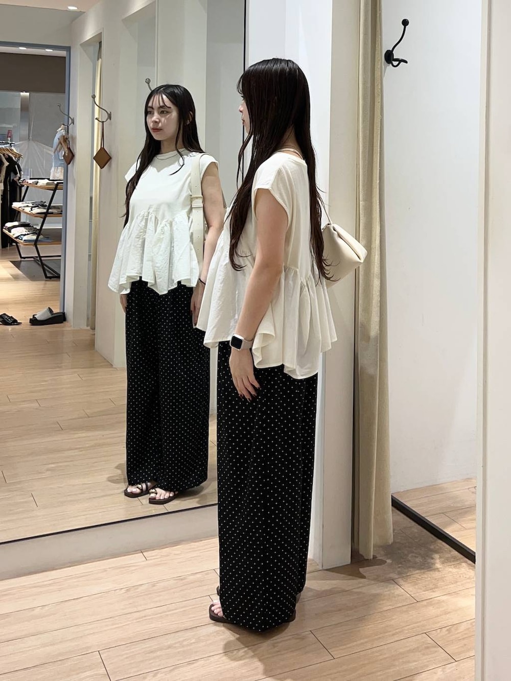 ホワイト系のTシャツ/カットソー、ブラウン系のサンダル、ホワイト系のショルダーバッグを着用したレディースの夏コーディネートの2枚目の写真