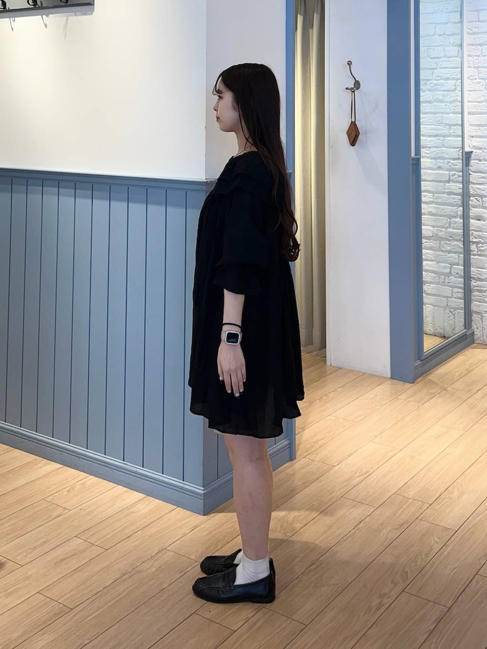 ホワイト系のショルダーバッグ、ホワイト系のその他パンツ、ブラック系のローファーを着用したレディースの春コーディネートの2枚目の写真