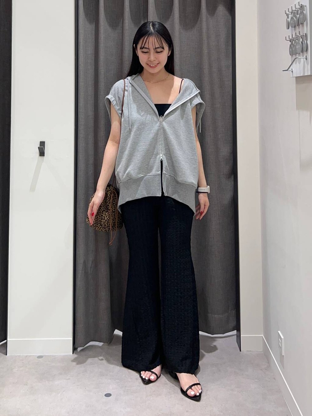 ブラック系のキャミソール、ブラック系のサンダル、ブラック系のその他パンツを着用したレディースの夏コーディネートの2枚目の写真