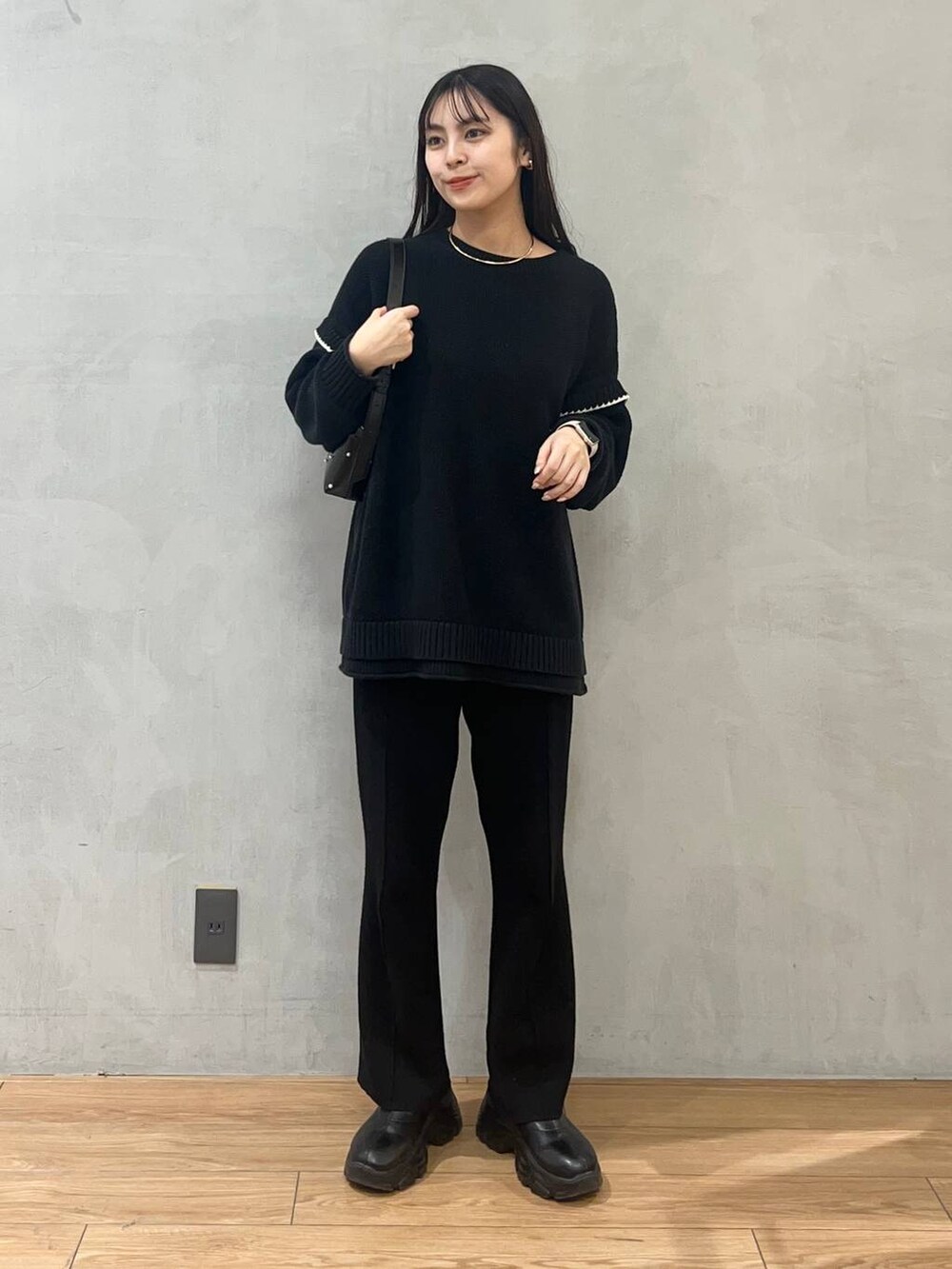 「ローリーズスタイル_LOWRYS FARM、LOWRYS FARM、パンツ、ニット、モノトーン、きれいめカジュアル、骨格ストレート、着痩せ・細見え」|「LOWRYS FARMの2WAYステッチプルオーバーLS 116684(ニット/セーター、ブラック系)」を使った、tsukemonoemiさん(レディース・160cm)の秋コーディネートの2枚目の写真