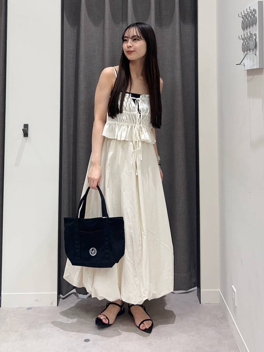 「ローリーズスタイル_LOWRYS FARM、LOWRYS FARM、スカート、ベスト、骨格ストレート、ホワイトコーデ」｜「LOWRYS FARMのポインテッドナローサンダル  287486（サンダル、ブラック系）」を使った、tsukemonoemiさん（レディース・160cm）の夏コーディネートの2枚目の写真