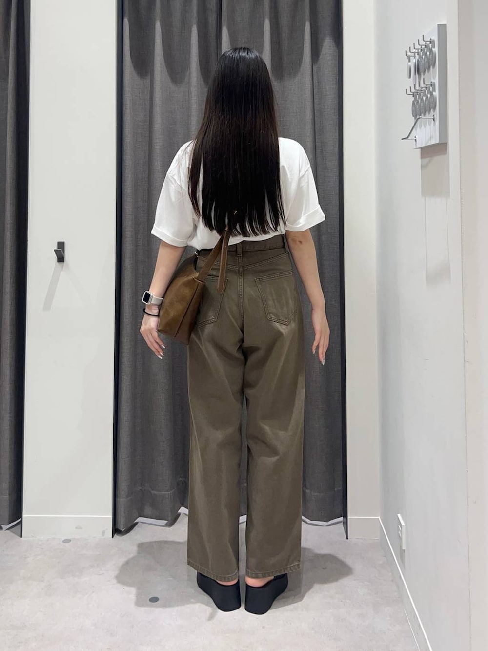 「ローリーズスタイル_LOWRYS FARM、LOWRYS FARM、Tシャツ、デニムパンツ、骨格ストレート、夏コーデ、ブラウン」｜「LOWRYS FARMのカンドウフィットニットサンダル 283661（サンダル、ブラック系）」を使った、tsukemonoemiさん（レディース・160cm）の春コーディネートの4枚目の写真