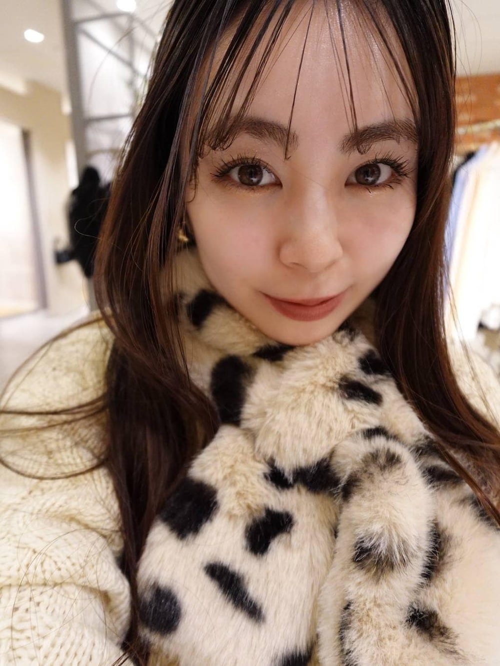 ホワイト系のニット/セーター、その他のネックウォーマー/スヌードを着用したレディースの冬コーディネートの3枚目の写真