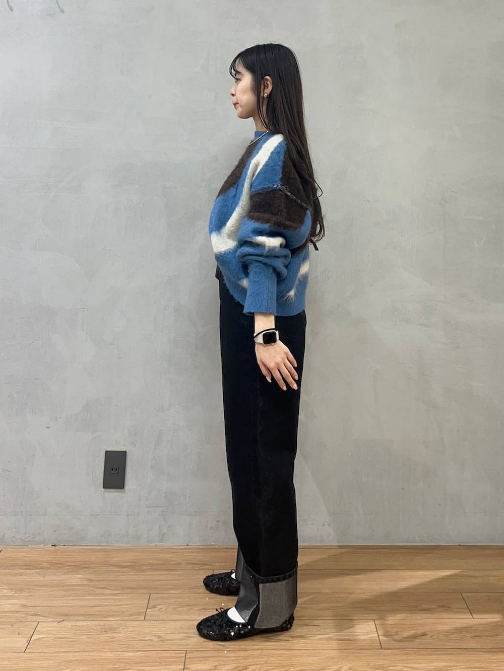 「ローリーズスタイル_LOWRYS FARM、LOWRYS FARM、デニムパンツ、ニット、骨格ストレート、きれいめカジュアル、着痩せ・細見え」|「LOWRYS FARMのステンレスフープチョーカー 127295(チョーカー、ゴールド系)」を使った、tsukemonoemiさん(レディース・160cm)の秋コーディネートの2枚目の写真