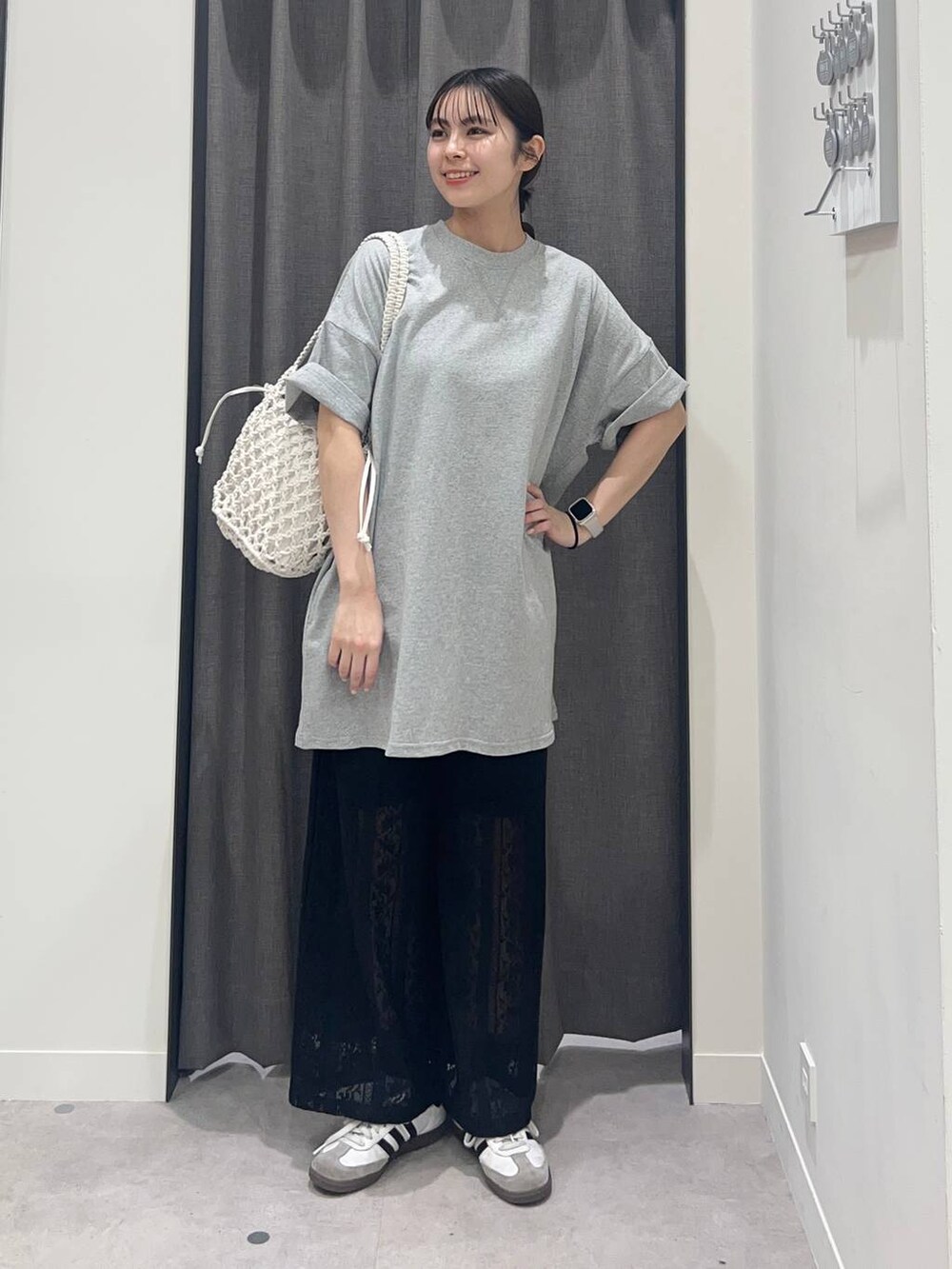 ホワイト系のトートバッグ、ブラック系のその他パンツ、グレー系のワンピースを着用したレディースの春コーディネートの2枚目の写真