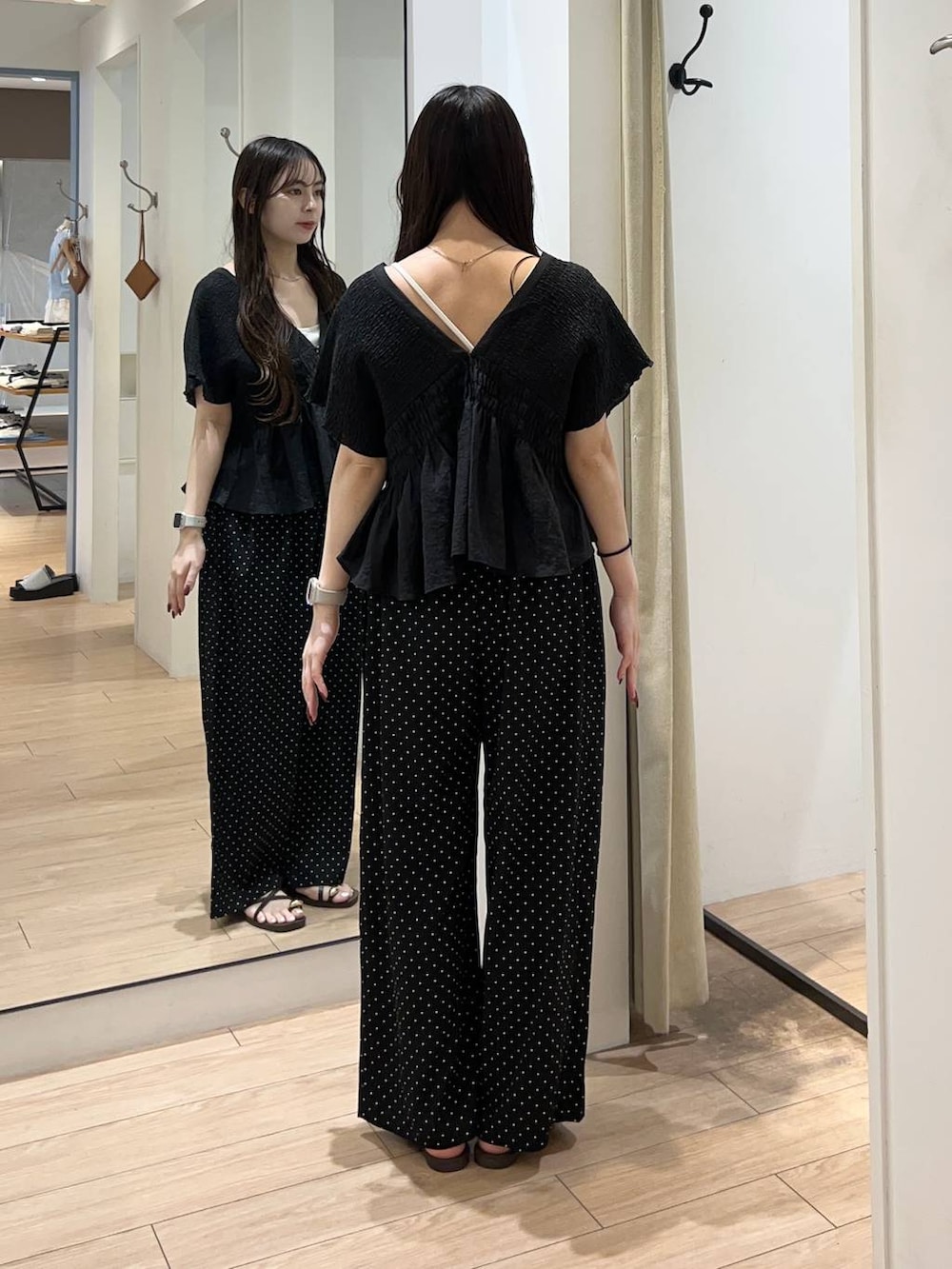 ホワイト系のTシャツ/カットソー、ブラウン系のサンダル、ブラック系のシャツ/ブラウスを着用したレディースの夏コーディネートの3枚目の写真