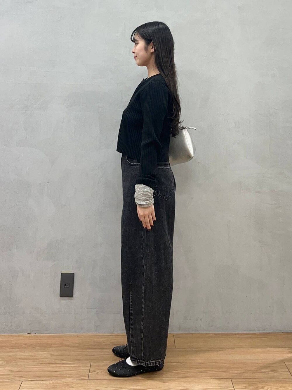 ブラック系のカーディガン/ボレロ、ブラック系のデニムパンツ、ホワイト系のTシャツ/カットソーを着用したレディースの秋コーディネートの2枚目の写真