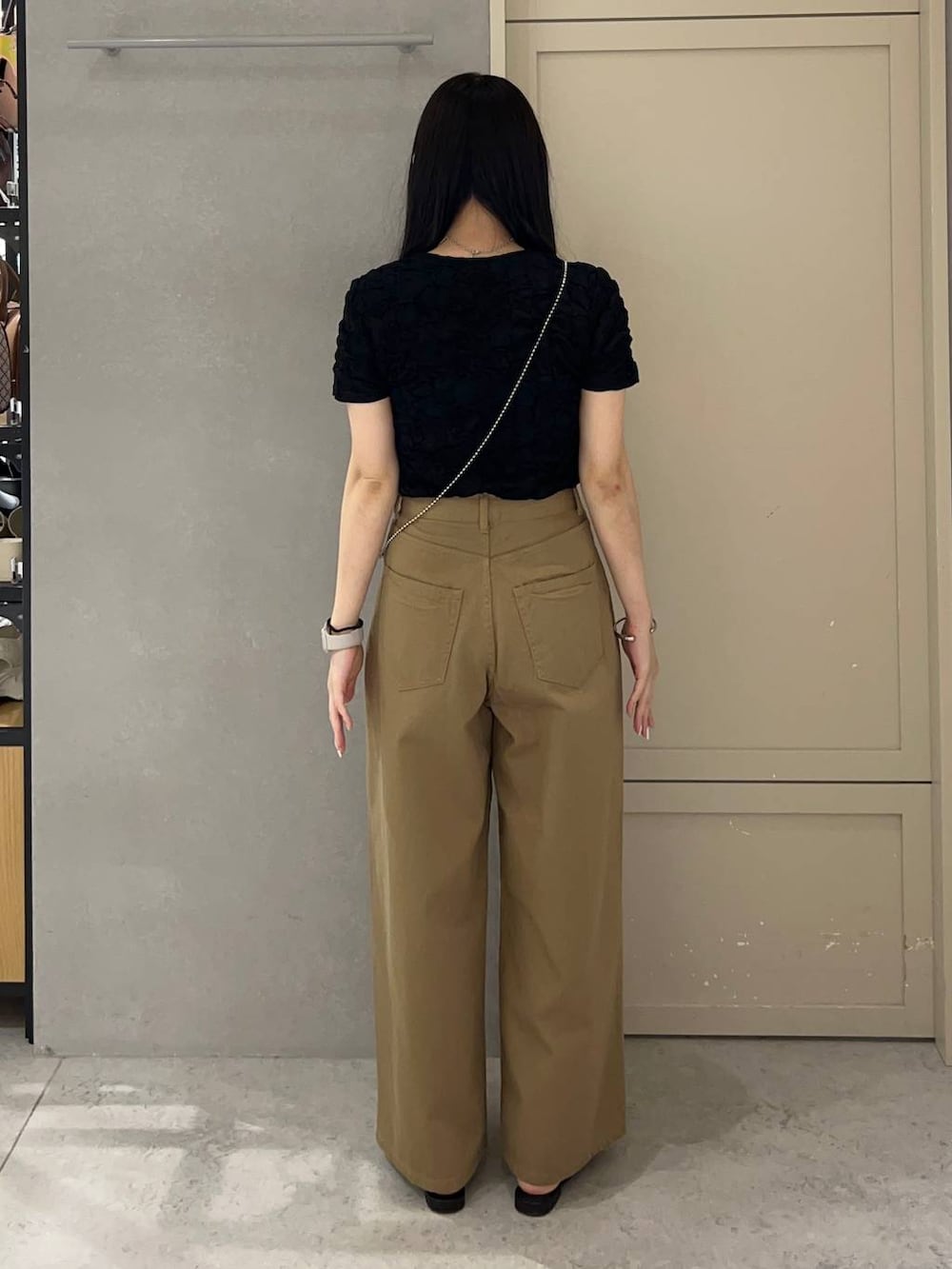 「ローリーズスタイル_LOWRYS FARM、LOWRYS FARM、デニムパンツ、Tシャツ、モノトーン、きれいめ、きれいめカジュアル、骨格ストレート、夏コーデ」｜「LOWRYS FARMのステンレスフープチョーカー 127295（チョーカー、シルバー系）」を使った、tsukemonoemiさん（レディース・160cm）の夏コーディネートの3枚目の写真