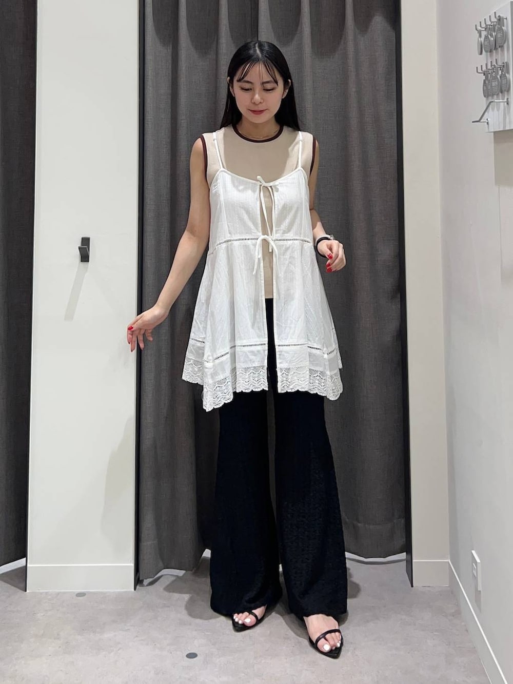 ブラック系のサンダル、ブラック系のその他パンツ、ホワイト系のワンピースを着用したレディースの夏コーディネートの2枚目の写真