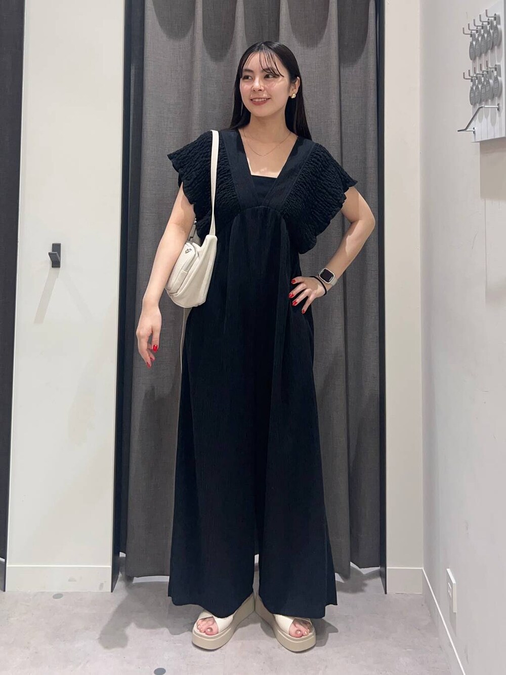 ブラック系のキャミソール、ホワイト系のサンダル、ブラック系のサロペット/オーバーオールを着用したレディースの夏コーディネートの2枚目の写真