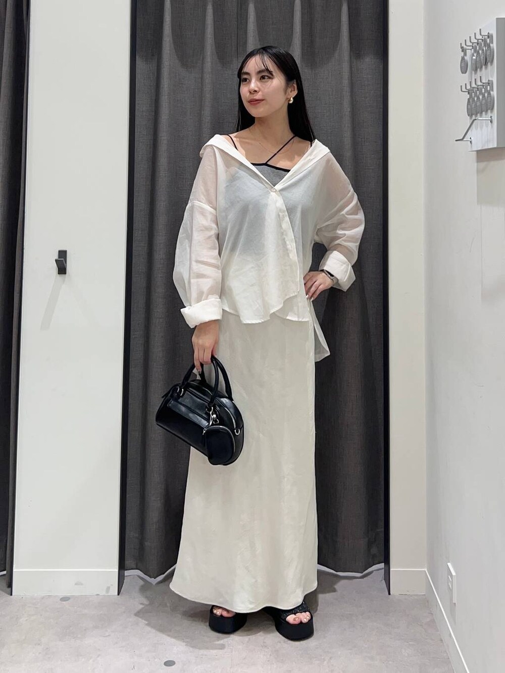 「ローリーズスタイル_LOWRYS FARM、LOWRYS FARM、スカート、シアートップス、シャツ、骨格ストレート、ホワイトコーデ、きれいめ、きれいめカジュアル、夏コーデ」｜「LOWRYS FARMのシアーシャツＬＳ＊　 231459（シャツ/ブラウス、ホワイト系）」を使った、tsukemonoemiさん（レディース・160cm）の春コーディネートの2枚目の写真