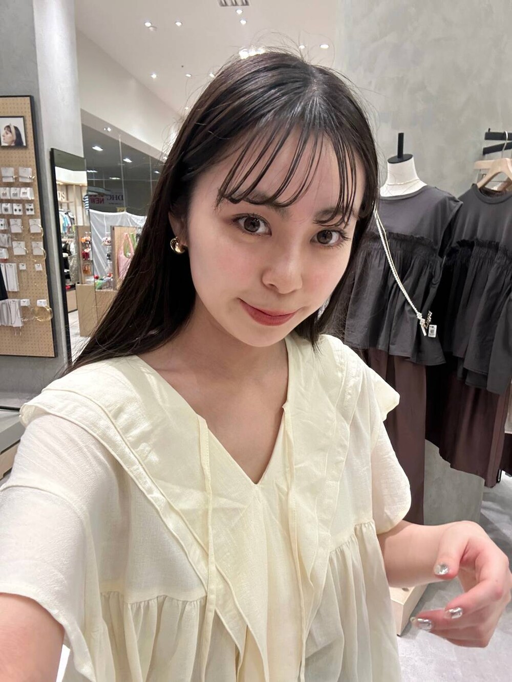 「ローリーズスタイル_LOWRYS FARM、LOWRYS FARM、ブラウス、パンツ、骨格ストレート、夏コーデ、きれいめカジュアル」｜「LOWRYS FARMのカンドウフィットニットサンダル 283661（サンダル、ブラック系）」を使った、tsukemonoemiさん（レディース・160cm）の春コーディネートの4枚目の写真