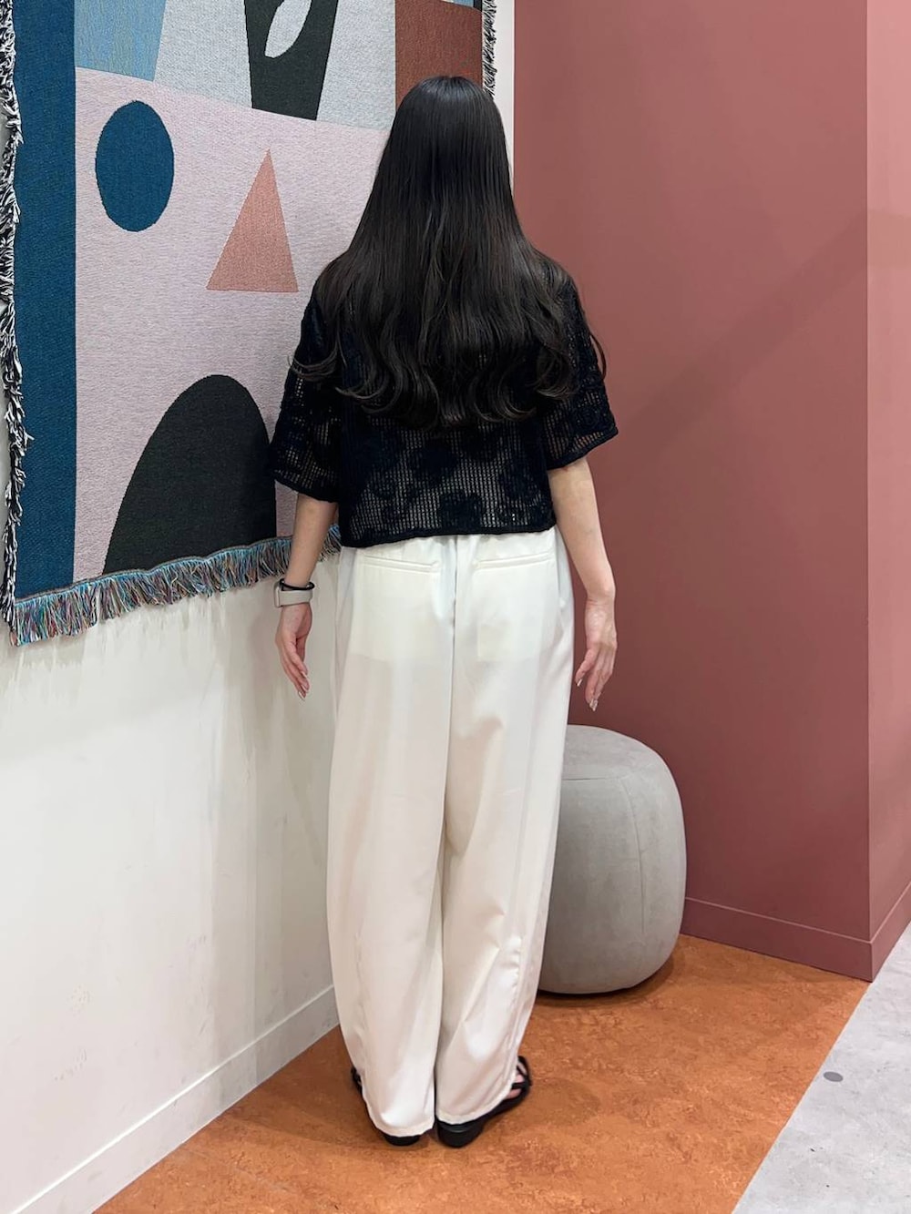 「ローリーズスタイル_LOWRYS FARM、LOWRYS FARM、パンツ、Tシャツ、シアートップス、骨格ストレート、きれいめカジュアル」｜「LOWRYS FARMのスタイルＵＰカップバンドゥ　145533（キャミソール、ホワイト系）」を使った、tsukemonoemiさん（レディース・160cm）の春コーディネートの3枚目の写真