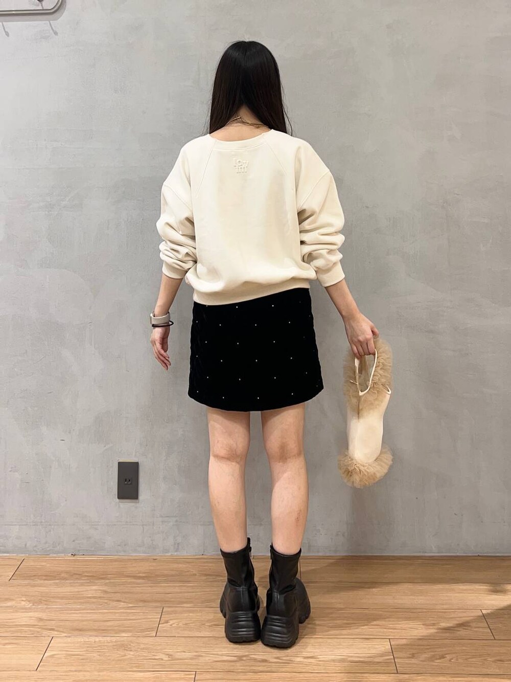 「ローリーズスタイル_LOWRYS FARM、LOWRYS FARM、スカート、スウェット、ミニスカート、きれいめカジュアル、骨格ストレート、デート/ロマンティック」｜「LOWRYS FARMのストレッチスニーカーブーツ　133385（ブーツ、ブラック系）」を使った、tsukemonoemiさん（レディース・160cm）の冬コーディネートの3枚目の写真