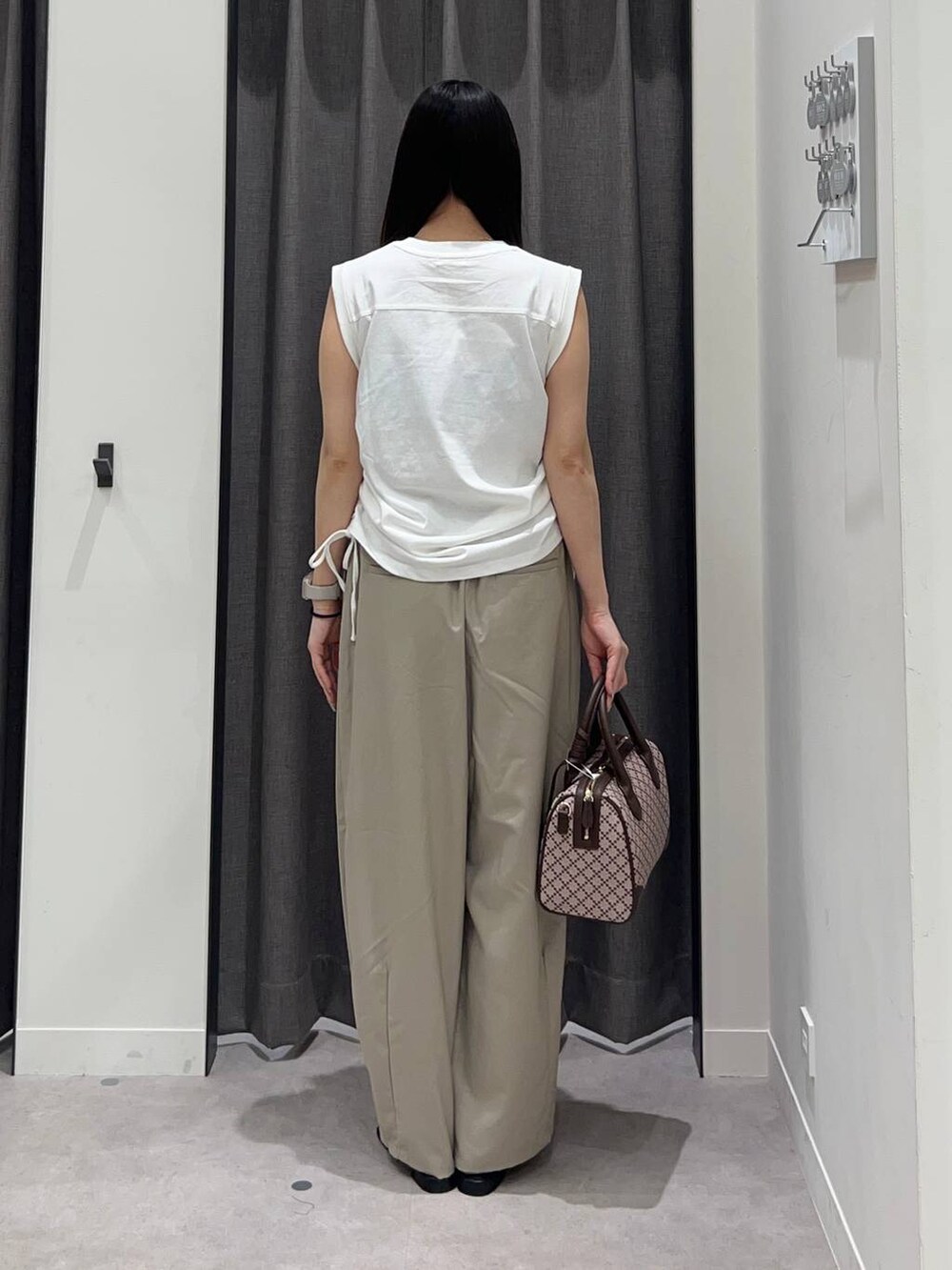 「ローリーズスタイル_LOWRYS FARM、LOWRYS FARM、Tシャツ、ワイドパンツ、骨格ストレート、きれいめカジュアル、楽ちんコーデ、夏コーデ、モノトーン」｜「LOWRYS FARMのポインテッドナローサンダル  287486（サンダル、ブラック系）」を使った、tsukemonoemiさん（レディース・160cm）の夏コーディネートの3枚目の写真