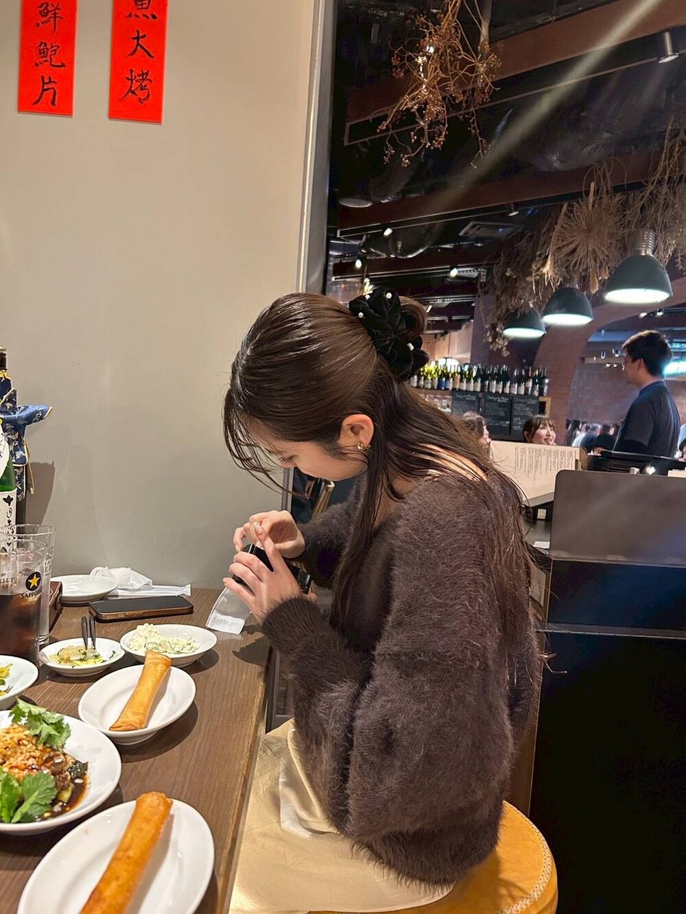 その他のネックレス、ブラック系のヘアゴムを着用したレディースの春コーディネートの2枚目の写真